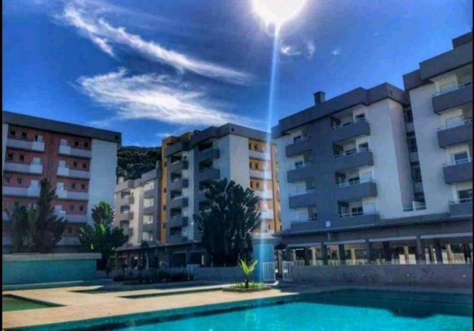 Apartamento Varanda Gourmet, 05 Piscinas, Elevador E Wi-fi No Passaredo *